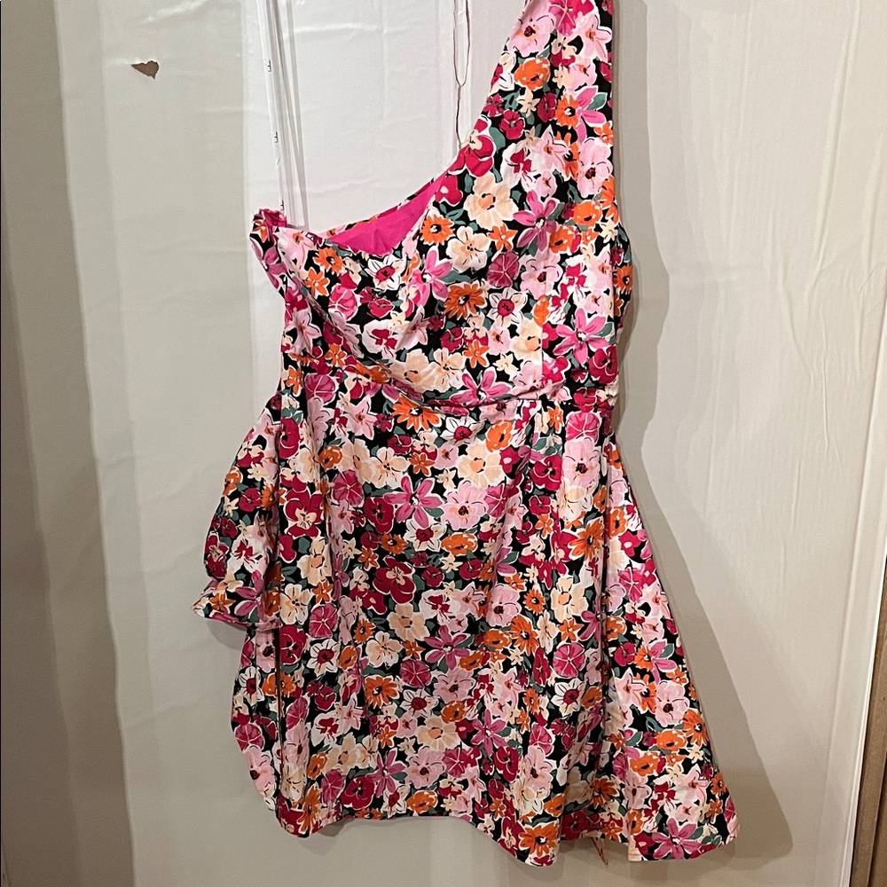Floral One-Shoulder ladies size medium Dress. Perfect for spring. Side zipper.